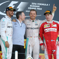 Hamilton e Raikkonen terminaram no segundo e terceiro lugares, respetivamente