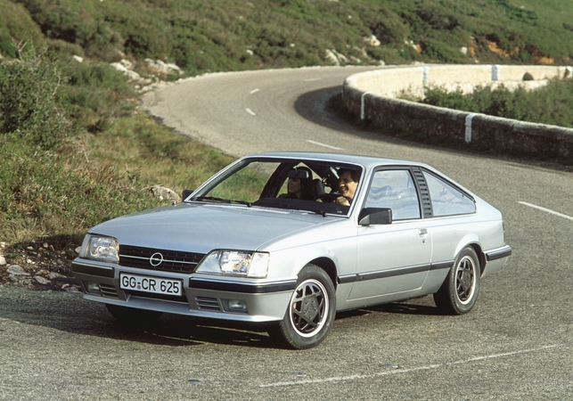 O Monza original foi produzido desde final dos anos 70 até ao final dos anos 80 como um coupé desportivo de três portas