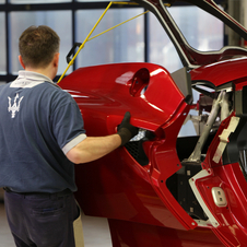 Entwickelt von Alfa Romeo und gefertigt im Maserati Werk Modena, liegt der neue Alfa Romeo 4C mit einer spezifischen Leistung von weniger als vier Kil