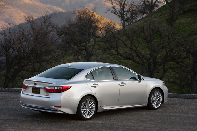 Next Generation Lexus ES Offered as Hybrid with Brand New Styling