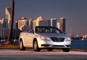 Chrysler launches the 2011 200 Convertible 