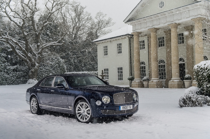 O modelo compete diretamente com o Rolls-Royce Phantom