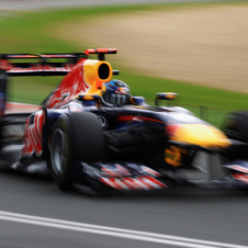 Vettel dominates qualifying in Australia