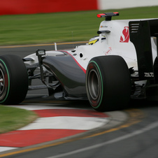 Sauber first team to copy the F-duct system