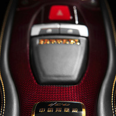 Interior do Ferrari 458 20th Anniversary com acabamento em dourado