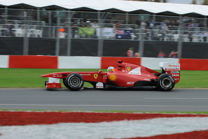 Vettel dominates qualifying in Australia