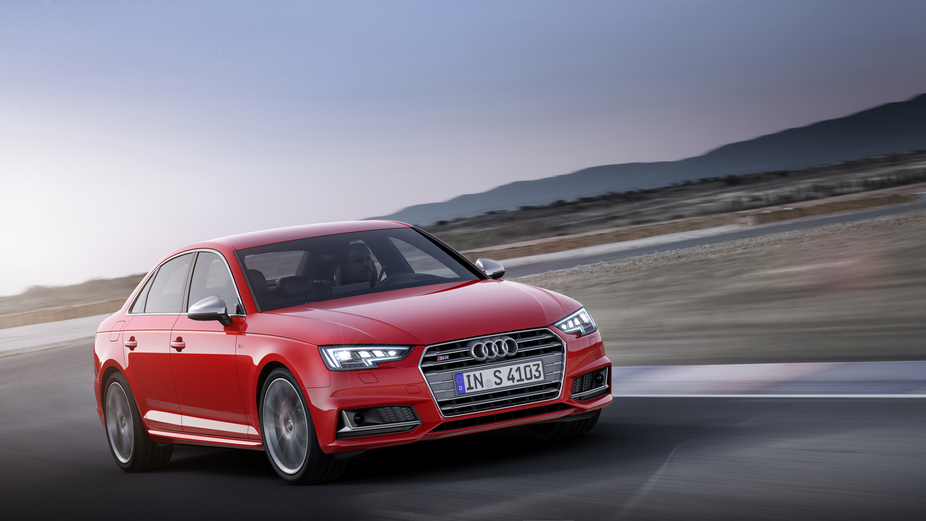 The new S4 receive a new turbocharged 3.0-liter V6 petrol with 354hp and 500Nm of torque