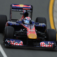 Vettel dominates qualifying in Australia