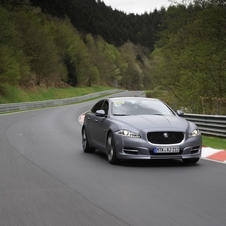 O sedan de grande porte é alimentado por um motor de 5.0 litros Supercharged V8 de 510cv