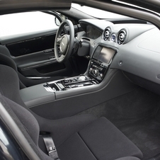 A Jaguar despiu o interior do XJ e inclui bancos desportivos