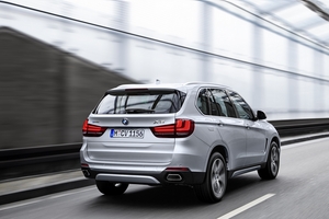 With a maximum speed limited to 120km/h, the X5 xDrive40e has a 31km electric range