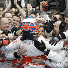 Button wins and takes the lead