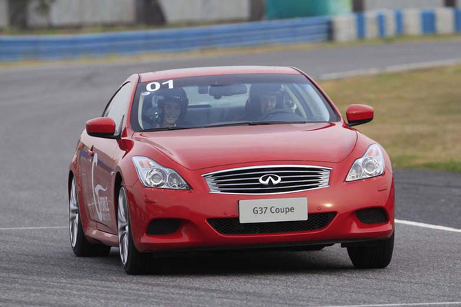 Vettel ao volante do Infiniti G37