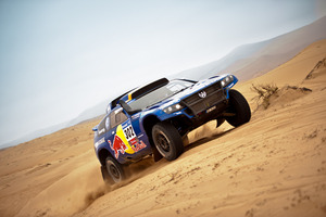 Sainz gains time on Al-Attiyah