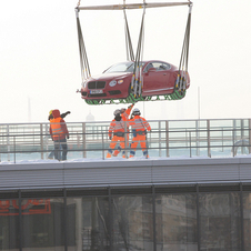 Novo Bentley Continental GT V8 chega de helicóptero a Munique