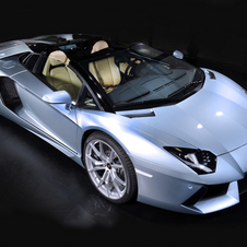 Aventador Gets Droptop Version with Two-Peice Carbon Top