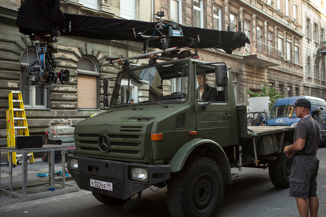 Aparecem 14 modelos da Mercedes ao longo de todo o filme