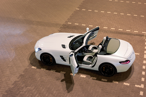 Gullwing loses its top as Mercedes unveils SLS AMG Roadster