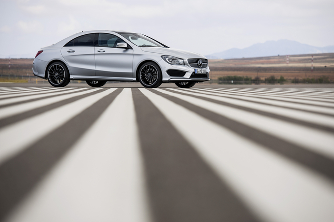 Mercedes lança CLA para conquistar jovens condutores