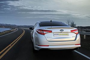 Kia Optima Hybrid premieres in LA