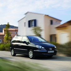 La Peugeot 807 voit sa calandre s’habiller du nouvel emblème bi-ton de la marque