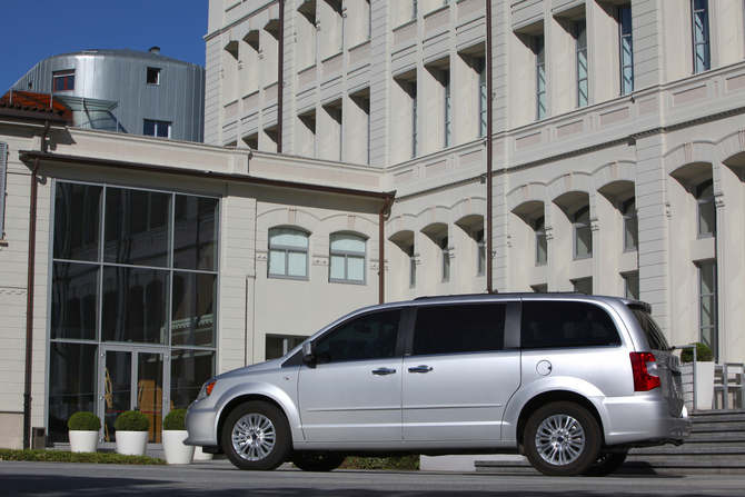 Lancia Voyager Brings Chrysler Minivan to Europe