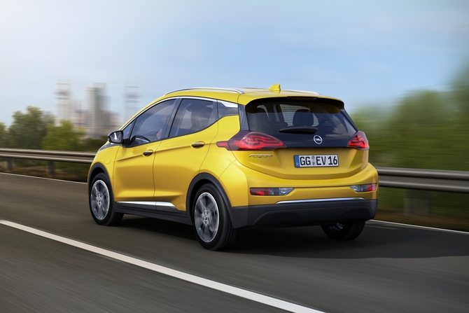 The Opel Ampera-e features a flat battery unit placed under the cabin floor