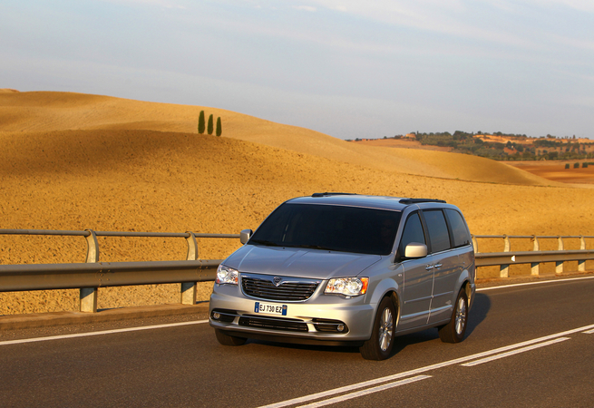 Lancia Voyager Brings Chrysler Minivan to Europe