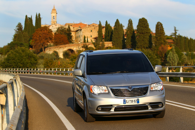 Lancia Voyager Brings Chrysler Minivan to Europe