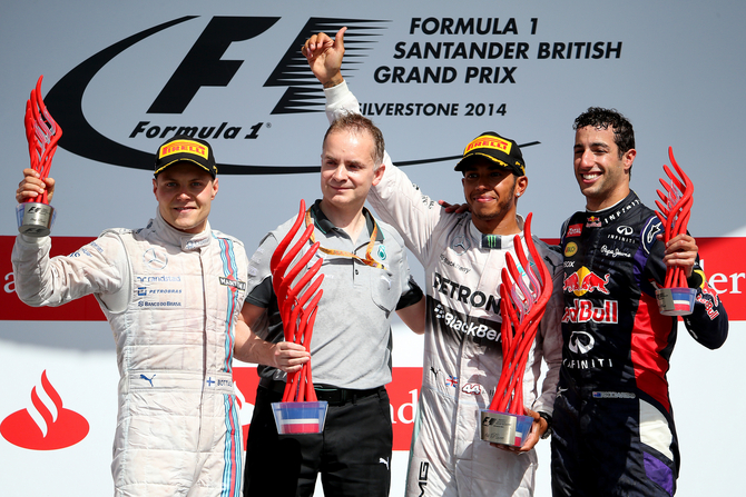 Bottas e Ricciardo ficaram em segundo e terceiro lugar em Silverstone