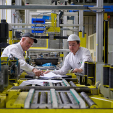 Tout est passé en revue : les employés de l’usine d’Eisenach se préparent au lancement de la production de l’Opel ADAM.