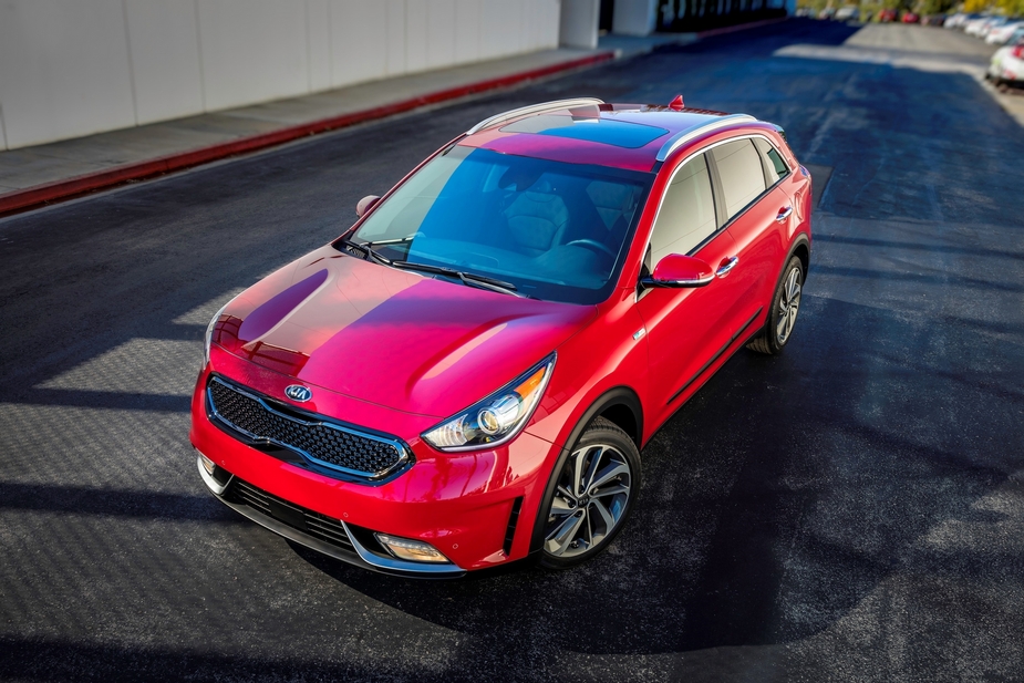 The hybrid system of the new Kia Niro consists of 1.6-liter petrol engine with 103hp associated with an electric motor of 43hp