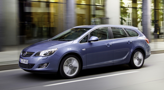 Ampera and Zafira Tourer Concept on the Opel stand