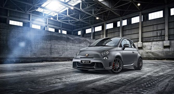 Weltpremiere des Abarth 695 biposto in Genf