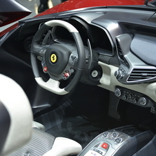 O carro utiliza praticamente todo o interior do 458