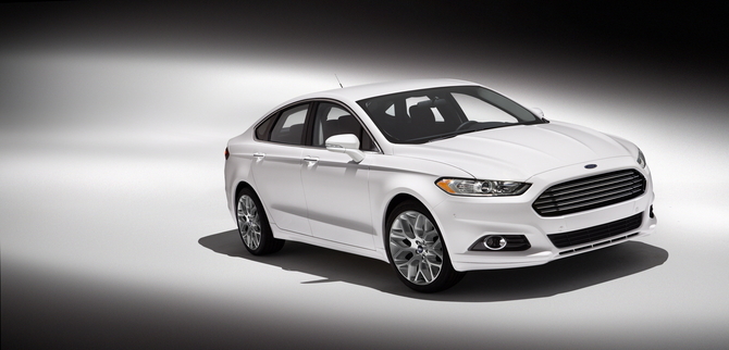 New Ford Fusion: first gasoline, hybrid and plug-in hybrid sedan