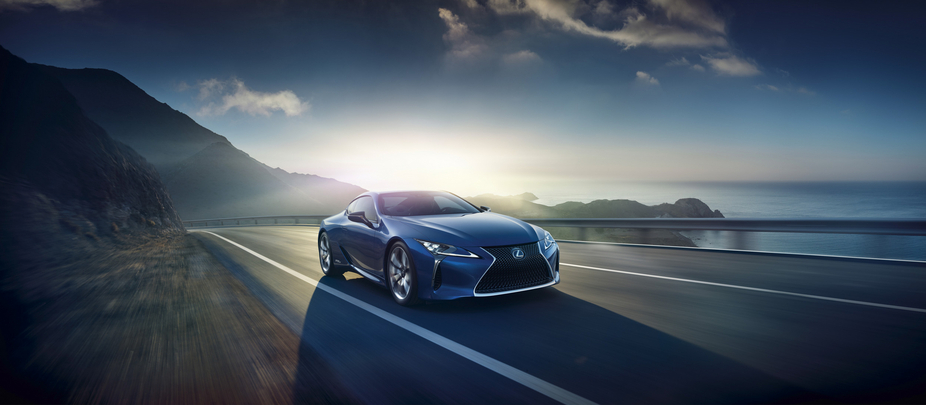 LC500h combines a 3.5-liter V6 petrol engine and an electric motor with a CVT transmission, which together make up an output of 359hp