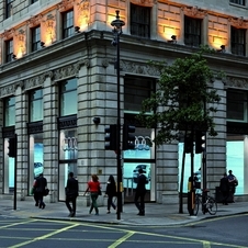 A primeira loja foi inaugurada perto de Piccadilly Circus