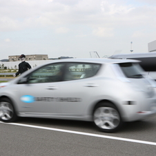 O sistema monitoriza toda a área à volta do carro para saber se é seguro fazer mudanças de direção