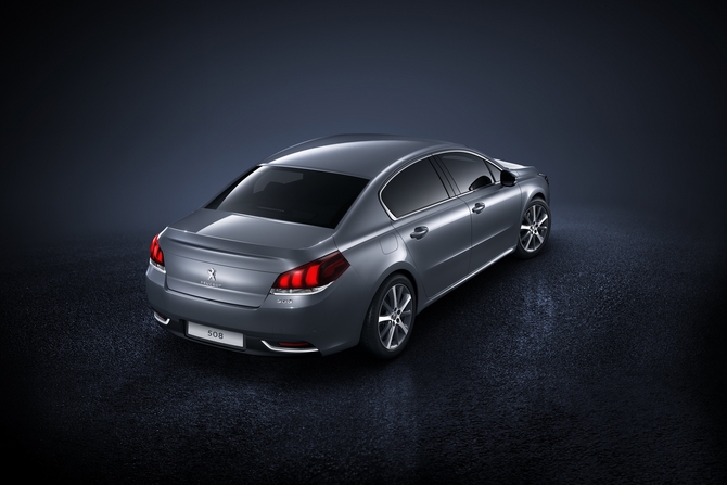 The new range of 508 also includes two versions of the 2.0-liter diesel engine Peugeot Blue HDI of 150hp and 180hp