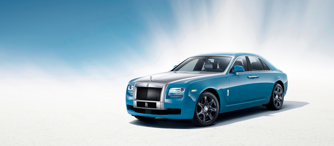 A Rolls-Royce criou uma edição especial pintada em azul e prateado como os carros que participaram na prova