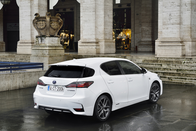 Lexus CT200h