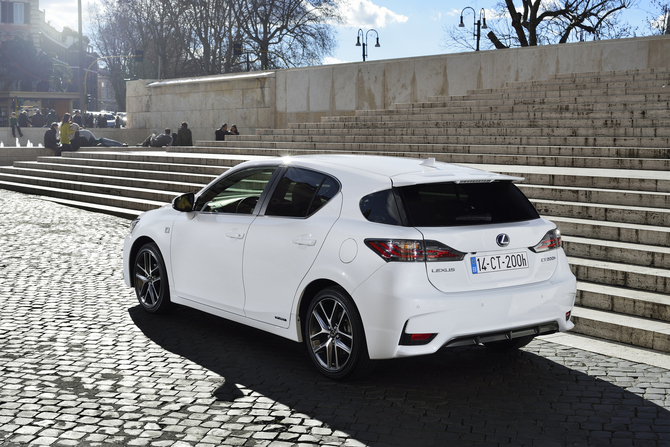 Lexus CT200h