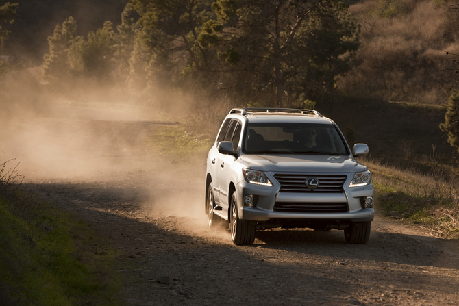 Lexus LX570 Gets New Lexus Nose and Extra Tech