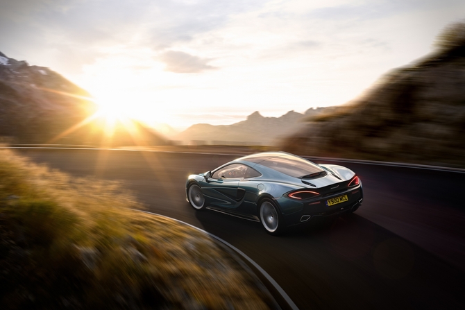 Based on the 570S it shares with it the front, the diehedral doors and even the twin-turbo 3.8-liter engine with 570hp