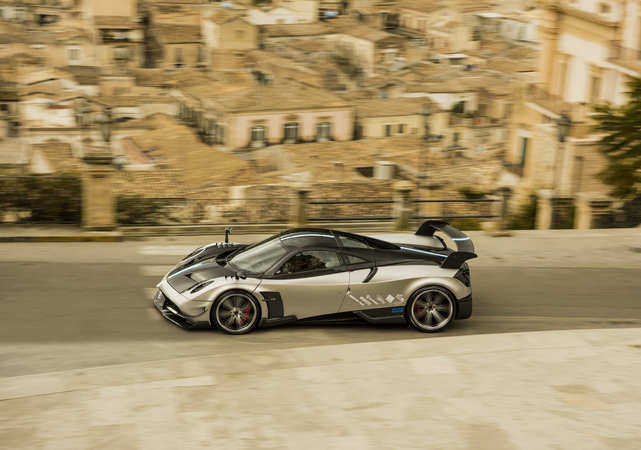 The supercar has 750hp, 10hp more than the base version of the Huayra, coming from a V12 6.0 liter twin-turbo engine