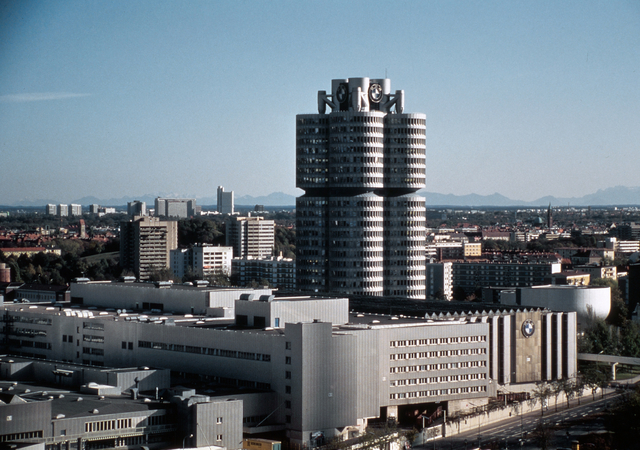 O edifício foi inaugurado no dia 18 de maio de 1973