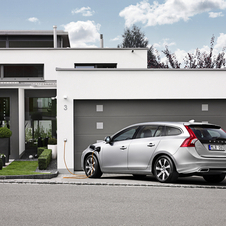 Volvo Presents an Unboxing of the V60 Plug-in Hybrid