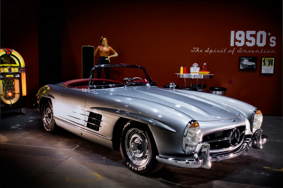 Mercedes Celebrates SLs Roll in Film with Oscar Party