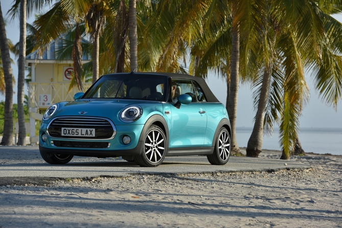 O novo Convertible recebe várias alterações ao nível do design em linha com os restantes modelos da gama Mini